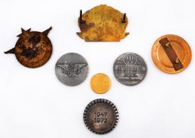 7db-os vegyes emlékérem, autójelvény tétel, közte ~1970-1980. "250 ezer km balesetmentesen"...