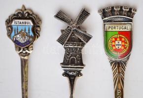 4 db ezüsttárgy: 3 db emlékkanál, 1 db gyűrű, jelzettek, bruttó 35,5 g