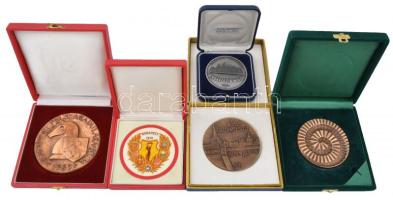 5db klf, főleg Budapest témájú plakett, emlékérem tokokban (egyik papír), közte Asszonyi Tamás (1942-)  "KISZ Budapesti Bizottsága" Br emlékérem (80mm) T:1-,2