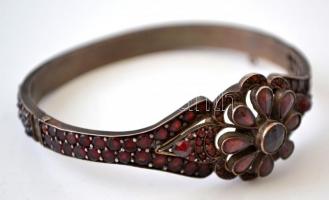 Vegyes réz tétel: szecessziós motívumos övcsatok és karkötő, összesen 4 db