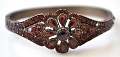 Vegyes réz tétel: szecessziós motívumos övcsatok és karkötő, összesen 4 db