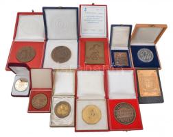 11db-os vegyes szocialista vállalati, intézményi emlékérem, plakett tokokban, közte 1970. "Fővárosi Nyomdaipari Vállalat / Becsületes munka emlékére 1950-1970" fém emlékérem (50mm) T:2,2-