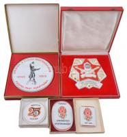 5db-os szocialista hollóházi porcelán plakett tétel, közte "BM (Belügyminisztérium) Határőrség", 1974. "Budapesti Honvéd 1949-1974" T:1-2