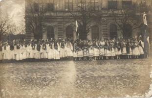 cca. 1915 Békéscsaba, városháza, hölgyek és férfiak népviseletben, folklór (fa)