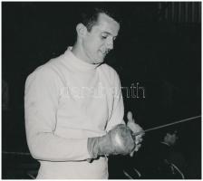 Schmitt Pál(1942-) párbajtőrvívó korában, sajtófotó a Magyar Hírek Szerkesztőségének pecsétjével, 16x18 cm