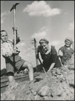 Katkó István: Romeltakarítás, jelzetlen fotó, 24x18 cm