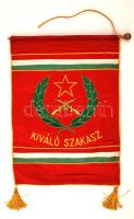 "Kiváló szakasz" feliratú szocialista zászló, 55,5×40 cm
