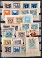 Több, mint 100 db vegyes okmánybélyeg, főleg kivágásokon 6 lapos közepes berakóban