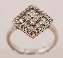 Ezüst(Ag) női gyűrű, jelzett, méret: 51, br: 2,5 g