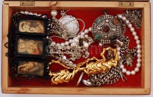 Fa ékszertartó dobozka az Erzsébet híd képével(20x4x12 cm9, benne bizsu ékszerekkel