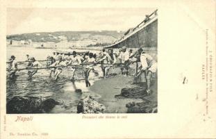 Naples, Napoli; Pescatori che tirano le reti / Fishermen pulling the fishing nets; J. Chiurazzi & Fils