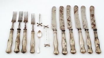 Ezüst(Ag) nyelű 6 db kés, 4 db villa, bruttó: 852 g, kiskanál, 2 db késbak(egyik sérült), nettó: 62,7 g, jelzettek