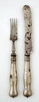 Ezüst(Ag) nyelű 6 db kés, 4 db villa, bruttó: 852 g, kiskanál, 2 db késbak(egyik sérült), nettó: 62,...