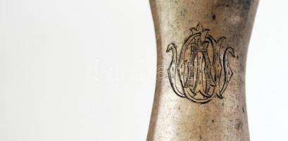 Ezüst(Ag) nyelű 6 db kés, 4 db villa, bruttó: 852 g, kiskanál, 2 db késbak(egyik sérült), nettó: 62,...