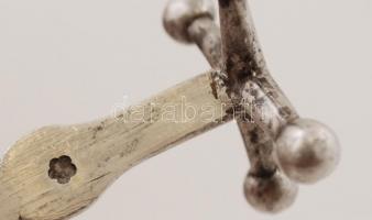 Ezüst(Ag) nyelű 6 db kés, 4 db villa, bruttó: 852 g, kiskanál, 2 db késbak(egyik sérült), nettó: 62,...