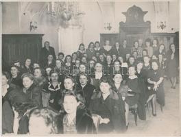 1944 A M. kir Belügyminisztérium elsősegélynújtó Tanfolyamának hallgatói. Pecséttel jelzett fotó. 24x18 cm