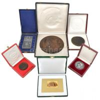 6db emlékérem és plakett Ágai Karola Liszt Ferenc- és Kossuth-díjas magyar opera-énekesnő hagyatékából, benne Borsos Miklós (1906-1990) 1984. "100 éves a Magyar Állami Operaház" kétoldalas Br érem tokban (100mm) + Csillag István (1881-1968) 1963. "Székely Mihály emlékérem" az Állami Operaház művészeinek díjazására alapított Fészek Művészklub nagyméretű, kétoldalas Br plakettje adományozói dísztokban (175mm) + 1974. "Székely Mihály Zenei Napok Jászberény" egyoldalas, ezüstözött fém emlékérem tokban (60mm) T:1,1-,2