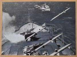 4 db fotó különféle hadihajókról, modern nagyítások, részben retusáltak, hátuljukon feliratozva, 14,...