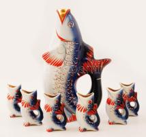 Orosz Polonsky porcelán likőrös készlet, kiöntvel és 6 db pohárral. Jelzett, kézzel festett, aranyozott. A kiöntőhöz tartozó dugó hiányzik.  A kiöntő magassága 26 cm, a poharaké 7 cm. A poharakon apróbb kopásnyomok.