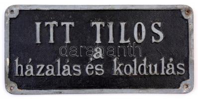 "Itt tilos a házalás és koldulás" feliratú fém tábla, 11×24 cm