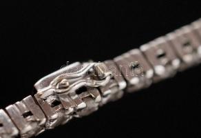 Fehér arany (14K) karkötő, 60 db modern csiszolású brill kővel (cca 1,8 CT M-M2-Tcr-Ca, Si P2), sorb...