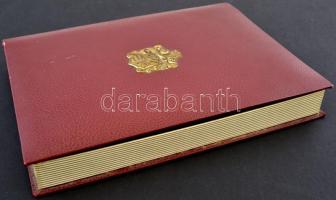 Könyvet formázó díszes doboz, réz rátétes családi címerrel, 31×23×4 cm