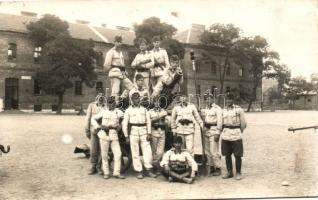 1933 Budapest II. Gyalogsági Kadétiskola, karpaszományos (k.p.v.j.) újonc katonák ágyúval, Schäffer photo