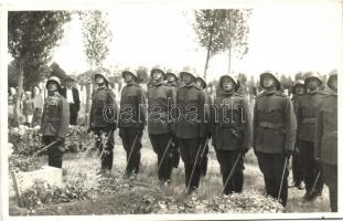 1933 Budapest, Gutmann Dénes karpaszományos k.p.v.j. tüzér temetése, katonák, Schäffer photo