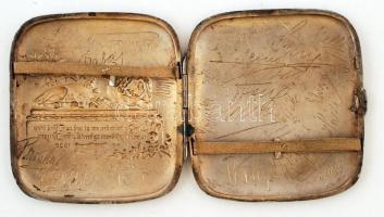 Oroszlános fém cigarettatartó, német felirattal, gravírozott nevekkel, rosszul záródik, 8,5x9 cm