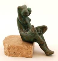 Szabolcs Péter (1942- ): Ölelkezők, bronz szobor terméskő talapzaton, jelzett, m: 9,5 cm
