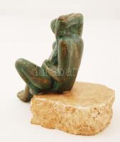 Szabolcs Péter (1942- ): Ölelkezők, bronz szobor terméskő talapzaton, jelzett, m: 9,5 cm