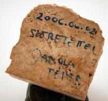 Szabolcs Péter (1942- ): Ölelkezők, bronz szobor terméskő talapzaton, jelzett, m: 9,5 cm