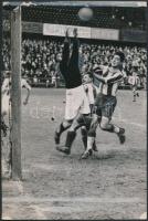 cca 1930-31  Fradi- MTK meccsen, Szedlacsik és Toldi elől Szabó kiöklözi a labdát, kontúrok kihúzva a fotón, 18x12cm