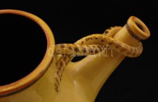 Jelzett német fazekas kiöntő, kézzel festett, apró lepattanással, m:22 cm