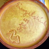 Jelzett német fazekas kiöntő, kézzel festett, apró lepattanással, m:22 cm