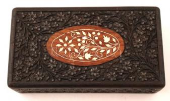 Régi faragott fa dobozka, tetején csont berakással, jó állapotban, 23x12x6 cm