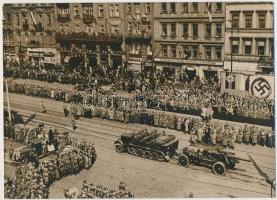 1939 Konstantin von Neurath, a Cseh-Morva protektorátus birodalmi kormányzója érkezésének tiszteletére tartott díszfelvonulás a prágai Vencel téren, április 5-én. Jelzett, feliratozott sajtófotó, "Agentur Schostal" pecséttel. 18x13 cm.
