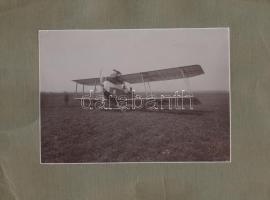 1914-18 Fegyveres, kétüléses német katonai biplán, fenségjelzéssel. Kartonra kasírozott korabeli fotó. 16,5x12 cm.