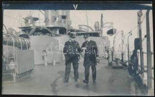 cca 1910 Egy sorhajóhadnagy (százados) és egy sorhajózászlós (főhadnagy) eszmecseréje egy csatahajó farsíkján, hátsó síkfödényén. Korabeli fotó, hátulján feliratozva.11x7 cm.
