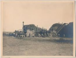 1924-1925 Zsindelyes-puszta mezőgazdasági munkák, cséplés, négyesfogat. A képek összes szereplője, m...