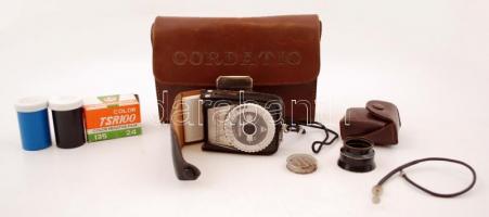 Fotós kellékek: fénymérő, film, stb., bőr tokban