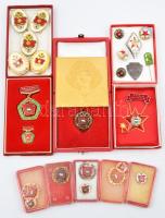 18db-os vegyes szocialista jelvény, kitüntetés és plakett tétel, benne "Szocialista Brigád",  "Kiváló Katona", "Kiváló Századparancsnok", "Zrínyi Katonai Akadémia", "Heves Megyei Fodrász és Kozmetikai Verseny Gyöngyös" T:vegyes