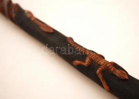 Hüllőmotívumos, gazdagon díszített fa sétabot, h: 86,5 cm