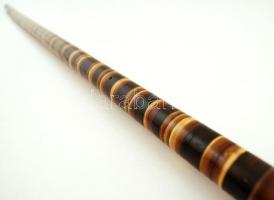 Szaru borítású fa sétabot, fém rátétekkel, h: 88 cm