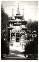 Szováta, Sovata; Ortodox fatemplom, Körtesi fényképész / Orthodox wooden church, photo