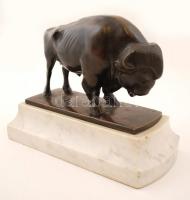 Bory Jenő (1879-1959): Bölény, bronz szobor, alabástrom talapzaton, jelzett, m: 17 cm