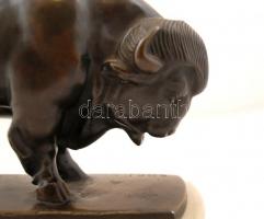 Bory Jenő (1879-1959): Bölény, bronz szobor, alabástrom talapzaton, jelzett, m: 17 cm