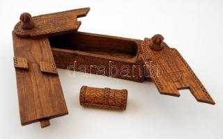1906 Díszesen faragott népi motívumos borotvatartó fa doboz, koronás kiscímerrel, 27×6×8,5 cm