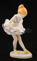 Hollóházi gyakorló balerina porcelán kislány, kézzel festett, jelzett, hibátlan, m: 14 cm