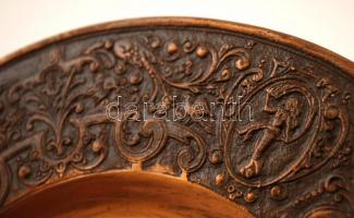 Gazdagon díszített címeres réz falitál, d: 21,5 cm